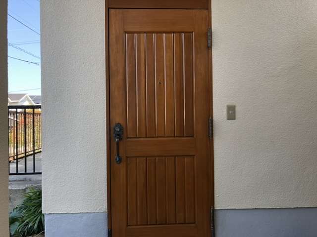 【小郡市 EN-BRIDGE（株）】玄関ドア塗装工事